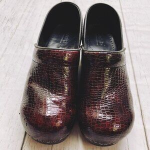 Sanita The Original Danish Clogs Women’s Burgundy Snake Skin Print Clogs Size 41